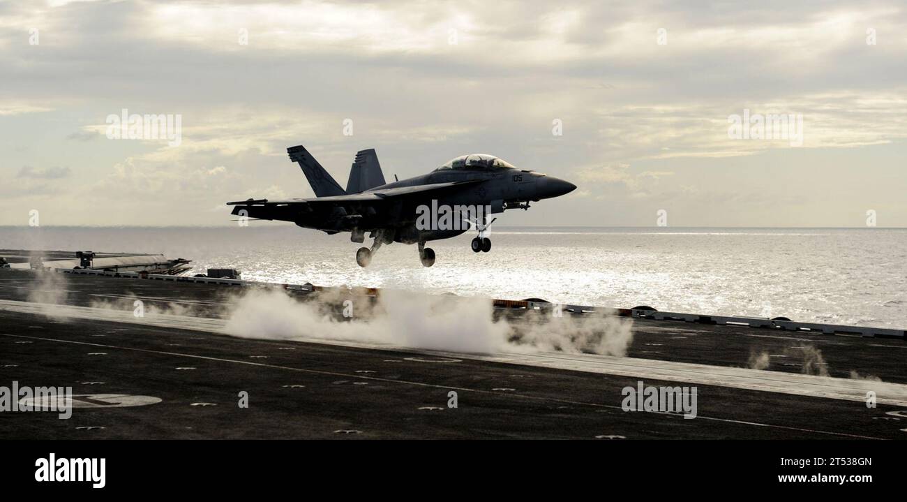 110812ZZ999-423 PAZIFISCHER OZEAN (12. August 2011) eine F/A-18F Super Hornet, die der Black Aces of Strike Fighter Squadron (VFA) 41 zugeordnet ist, startet vom Flugzeugträger USS John C. Stennis (CVN 74) der Nimitz-Klasse. Die John C. Stennis Carrier Strike Group ist auf einem geplanten Einsatz in den westlichen Pazifik und den Arabischen Golf. Stockfoto