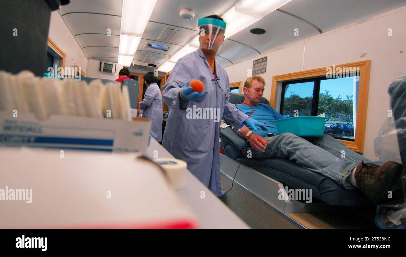 0811059689V-002 SAN DIEGO (5. November 2008) Maria Luz Roberto, eine Phlebotomistin, entnimmt Blut von einem freiwilligen Spender Gabriel Verhage, während eines Blutprogramms der Armed Services, das vom Naval Medical Center San Diego gesponsert wurde. VerhageХs Spende ist eine Möglichkeit, etwas zurückzugeben, nachdem eine Flugzeugträgerbesatzung in der Schlange steht, um Blut zu spenden, um ihm nach einem Unfall an Bord des Schiffes vor Jahren zu helfen. Stockfoto