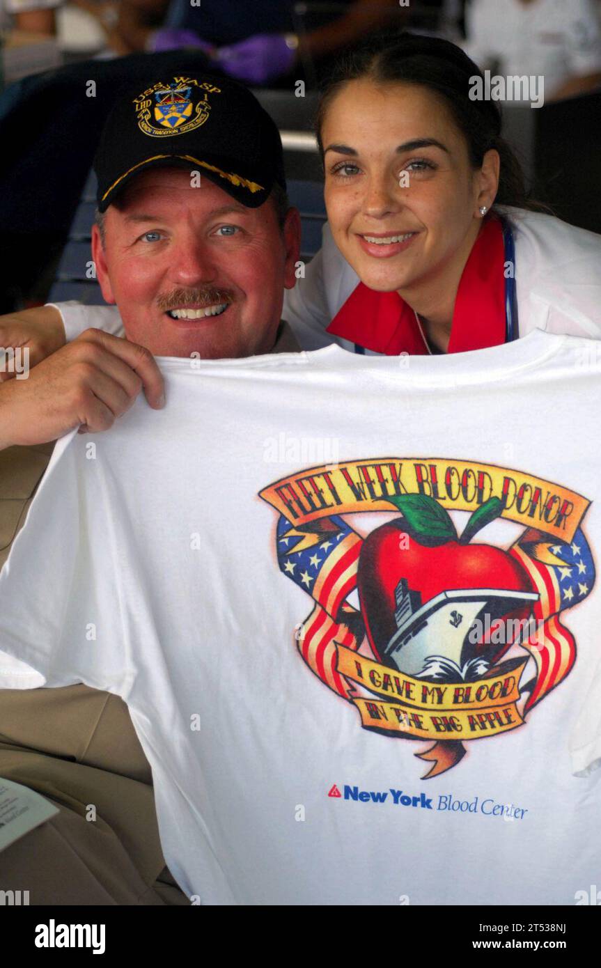 0705252984R-010 NEW YORK (25. Mai 2007) Р der Exekutivoffizier des amphibischen Angriffsschiffs USS Wasp (LHD 1) Kapitän Daniel H. Fillion zeigt ein T-Shirt, das ihm von Blood Drive Leader Michelle Lenzalone nach Blutspende an das amerikanische Rote Kreuz gegeben wurde. Die Blutzufuhr wurde vom New York Blood Center durchgeführt. Sailors und Marines besuchen New York City zur Unterstützung der Fleet Week 2007. Die 20. Jährliche Flottenwoche New York ist die Gelegenheit für New Yorker, Seeleute, Marines und Küstenwache zu treffen und ihnen für ihren Dienst zu danken. Die Flottenwoche ehrt den Service und die Opferbereitschaft aller unserer S Stockfoto