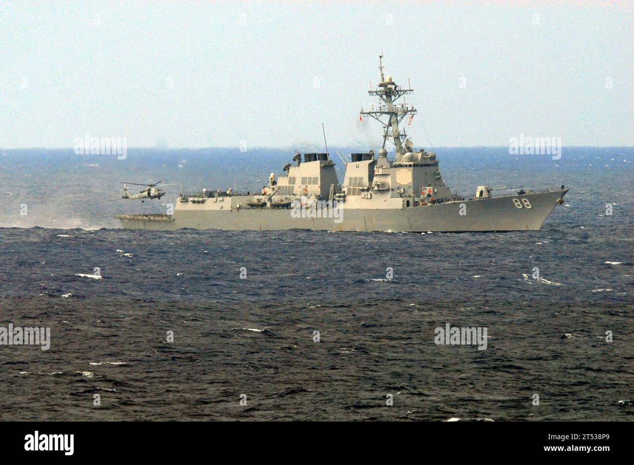 110412UO379-042 PAZIFISCHER OZEAN (12. April 2011) ein HH-60H Sea Hawk Hubschrauber, der der Black Knights of Helicopter Anti-U-Boot Squadron (HS) 4 zugewiesen ist, landet an Bord des Raketenzerstörers USS Preble (DDG 88). Ronald Reagan operiert im westlichen Pazifik. Stockfoto