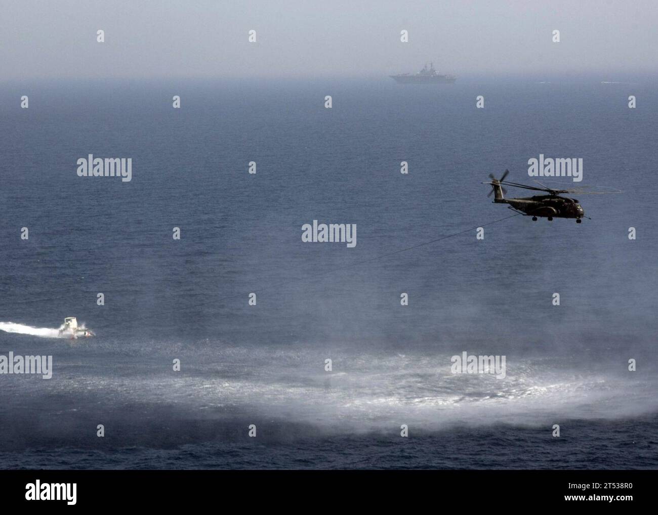 0908303165S-098 U.S. 5th FLEET AREA OF RESPONSIBILITY (30. August 2009) ein MH-53 Sea Dragon, der der Blackhawks of Helicopter Mine CounterMeasures Squadron (HM) 15 zugeordnet ist, schleppt während einer Routineübung mit dem Amphibienflugschiff USS Bataan (LHD 5) ein Mk-105-Mine-Rückkehrsystem mit magnetischem Einfluss. Die Bataan Amphibious Ready Group führt im Zuständigkeitsbereich der 5. US-Flotte Operationen zur Gefahrenabwehr durch. Stockfoto