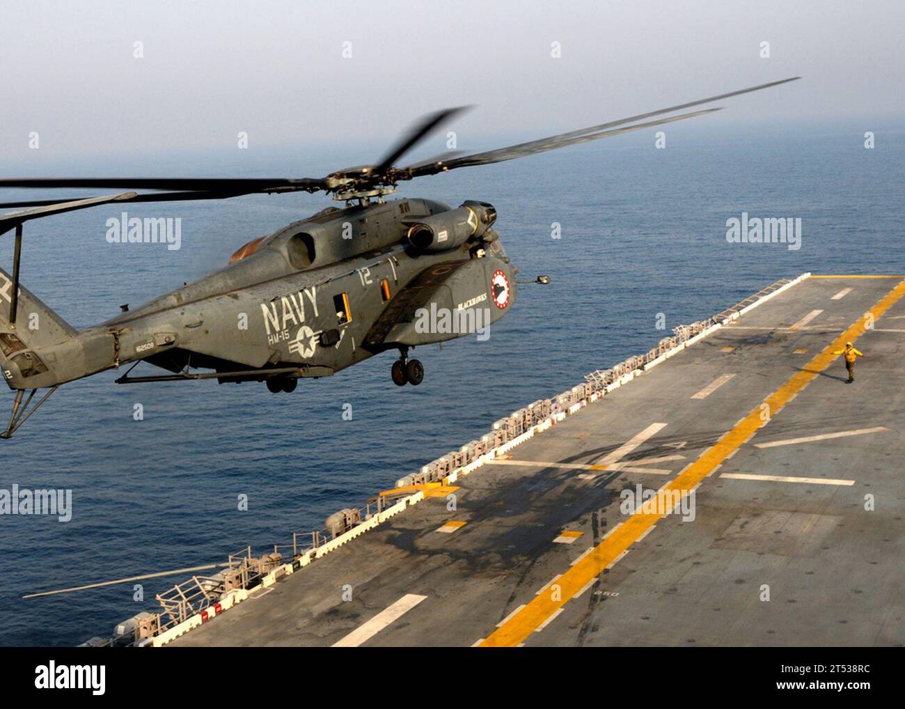 0908264649B-095 PERSISCHER GOLF (26. August 2009) ein MH-53 Sea Dragon, der der Blackhawks of Helicopter Mine Countermeasures Squadron (HM) 15 zugeordnet ist, bereitet sich auf die Landung auf dem Flugdeck des Amphibienflugzeugs USS Bataan (LHD 5) vor. Die Bataan Amphibious Ready Group (ARG) führt Maritime Security Operations (MSO) im Zuständigkeitsbereich der 5. US-Flotte durch. Stockfoto