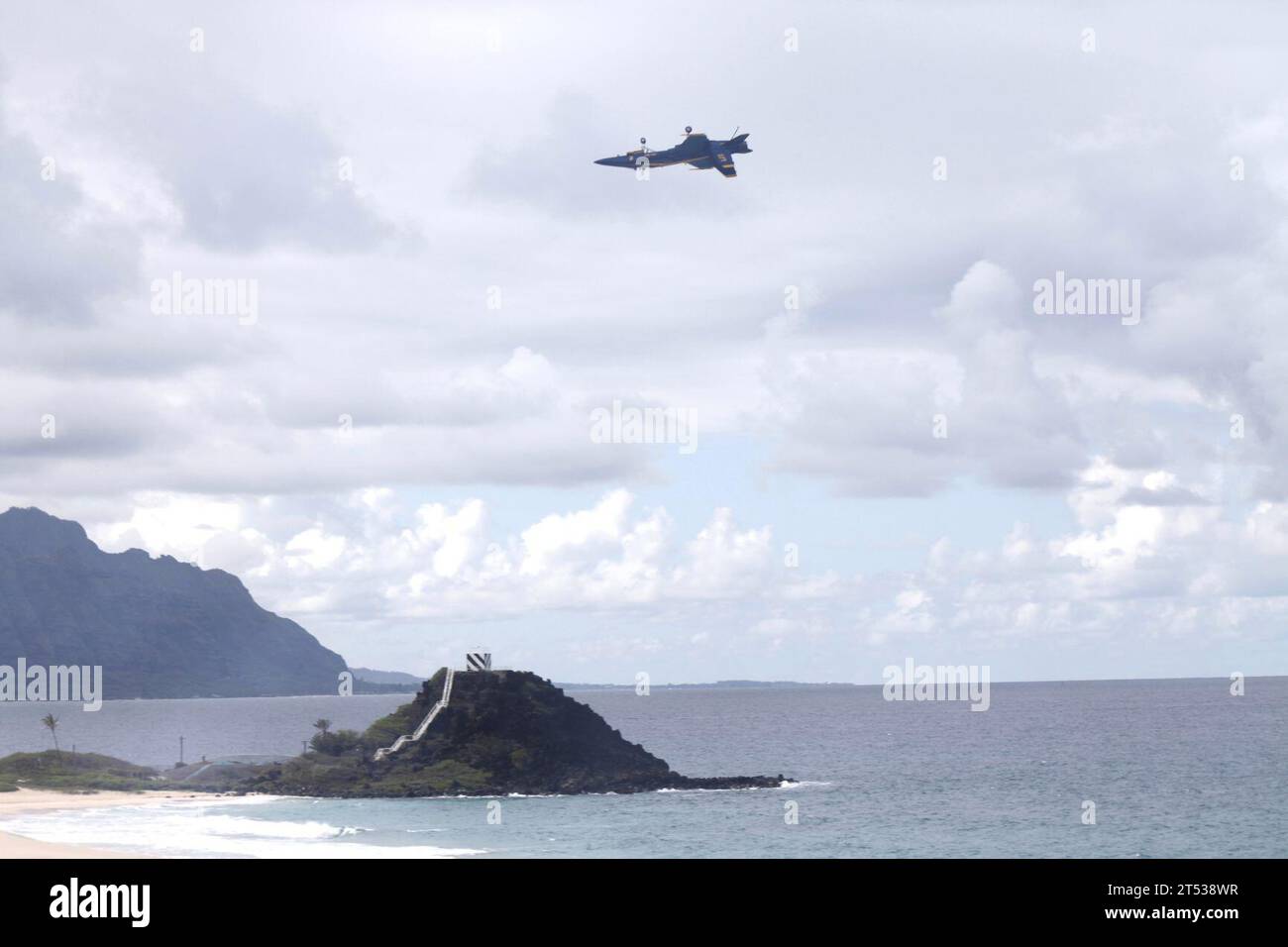 1009249232S-015 KANEOHE BAY, Hawaii (24. September 2010) der Blue Angel Nummer 5 der US Navy Flugdemonstrationsschwadron schwingt kopfüber über dem Pyramid Rock Beach auf der Marine Corps Base Hawaii. Die Blue Angels traten 2010 auf der Kaneohe Bay Air Show auf, die von der Marine Corps Base Hawaii vom 24. Bis 26. September 2010 präsentiert wurde. (U.S. Marine Corps Stockfoto