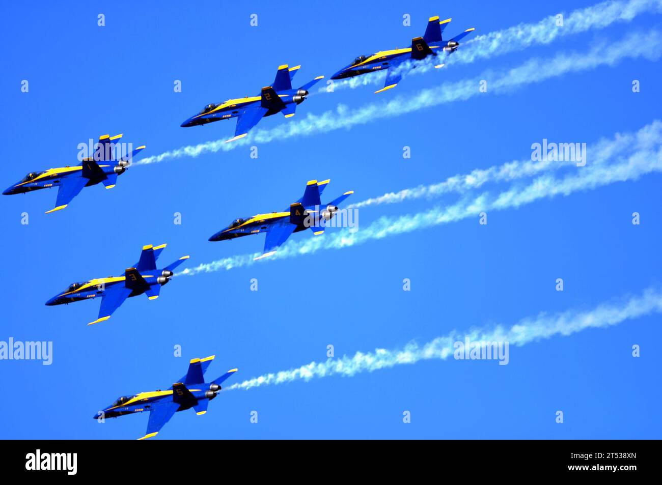 1102121376S-335 SAN DIEGO (12. Februar 2011) die US-Navy-Flugdemonstrationsschwadron, die Blue Angels, fliegen während des Auftakts der Parade of Flight über den Hafen von San Diego, einer Flugshow, bei der historische und aktuelle Marineflugzeuge zur Feier der hundertjährigen Marineflugzeuge gezeigt werden. Die Marine beobachtet die Hundertjahrfeier der Naval Aviation mit einer Reihe von landesweiten Veranstaltungen, die 100 Jahre des Erbes, Fortschritts und Errungenschaften in der Marineflugfahrt feiern. Stockfoto