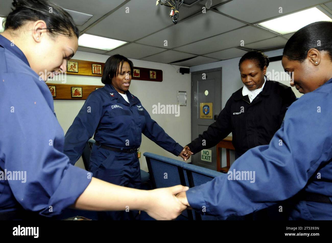 0904167478G-112 PAZIFISCHER OZEAN (16. April 2009) Teilnehmer des amphibischen Kommandoschiffs USS Blue Ridge (LCC 19) beten während einer wöchentlichen Bibelstudie, während das Schiff unterwegs ist. Stockfoto