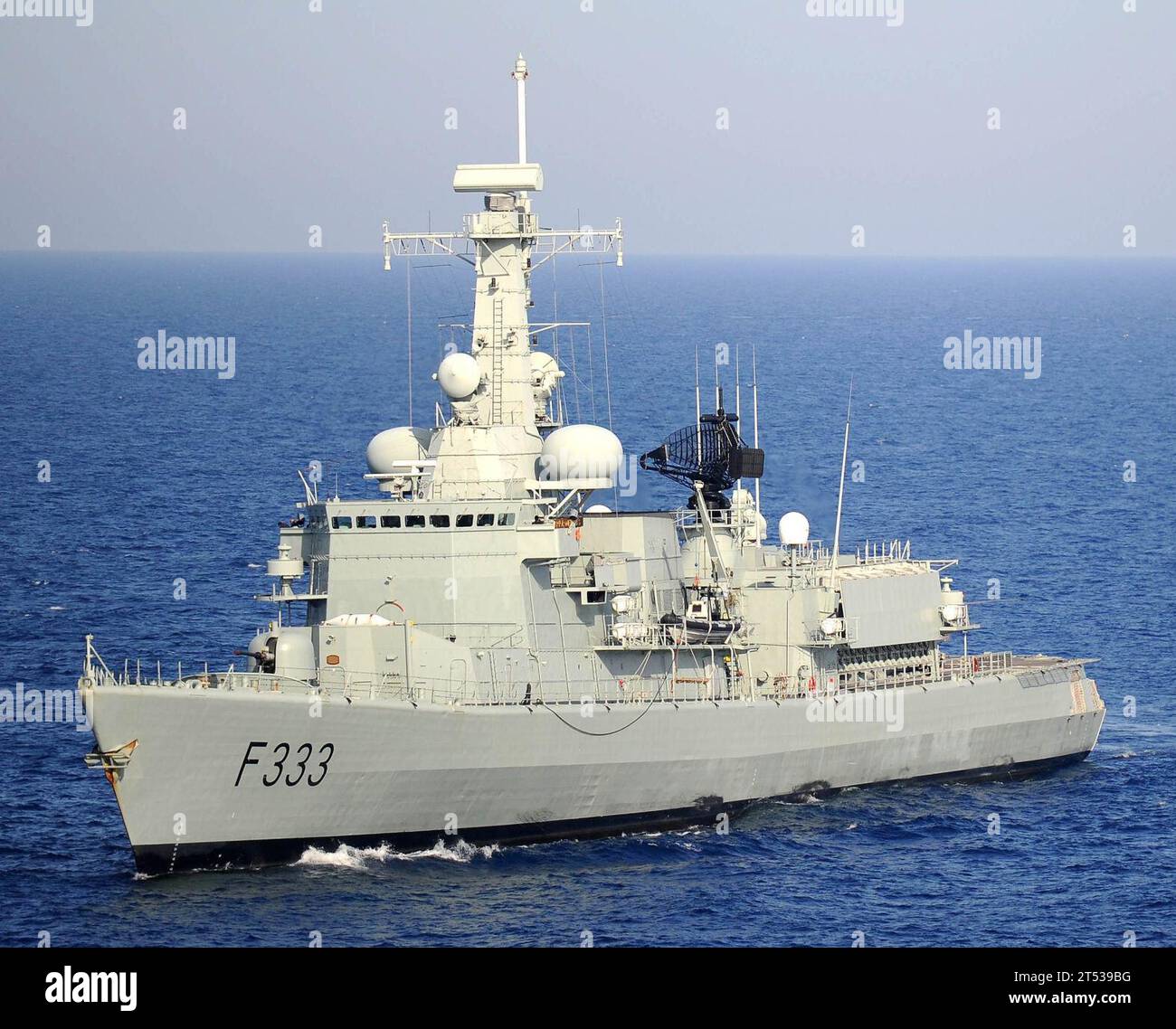 1005273136P-622 MITTELMEER (27. Mai 2010) die portugiesische Marinefregatte NRP Bartolomeu Dias (F-333) reist nach einem Besuch, an Bord, einem Such- und Besatzungsteam ab, während die spanische Marinekorvette SPS Cazadora (P-78) während des auf See gelegenen Teils der Übung Phoenix Express 2010 in der Nähe vorbeifährt. Phoenix Express ist eine zweiwöchige Übung, die darauf abzielt, die maritime Partnerschaft zu stärken und die Stabilität in der Region durch verstärkte Interoperabilität und Zusammenarbeit zwischen Partnern aus Afrika, Europa und den USA zu verbessern Stockfoto