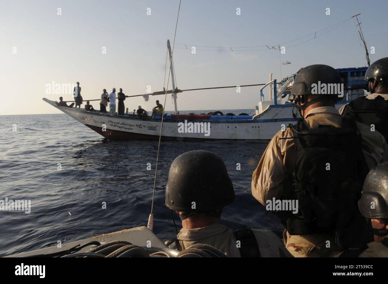 0910044154B-134 INDISCHER OZEAN (4. Okt. 2009) Mitglieder des Lenkraketenkreuzers USS Anzio (CG 68) besuchen, Bord, suchen und Beschlagnahmen (VBSS) Team und des maritimen Sicherheits- und Sicherheitsteams der US-Küstenwache (MSST) 91104 sprechen mit den Besatzungsmitgliedern eines Fischereifahrzeugs. Anzio ist das Flaggschiff der Combined Task Force 151, einer multinationalen Task Force zur Bekämpfung der Piraterie vor der Küste Somalias. Stockfoto
