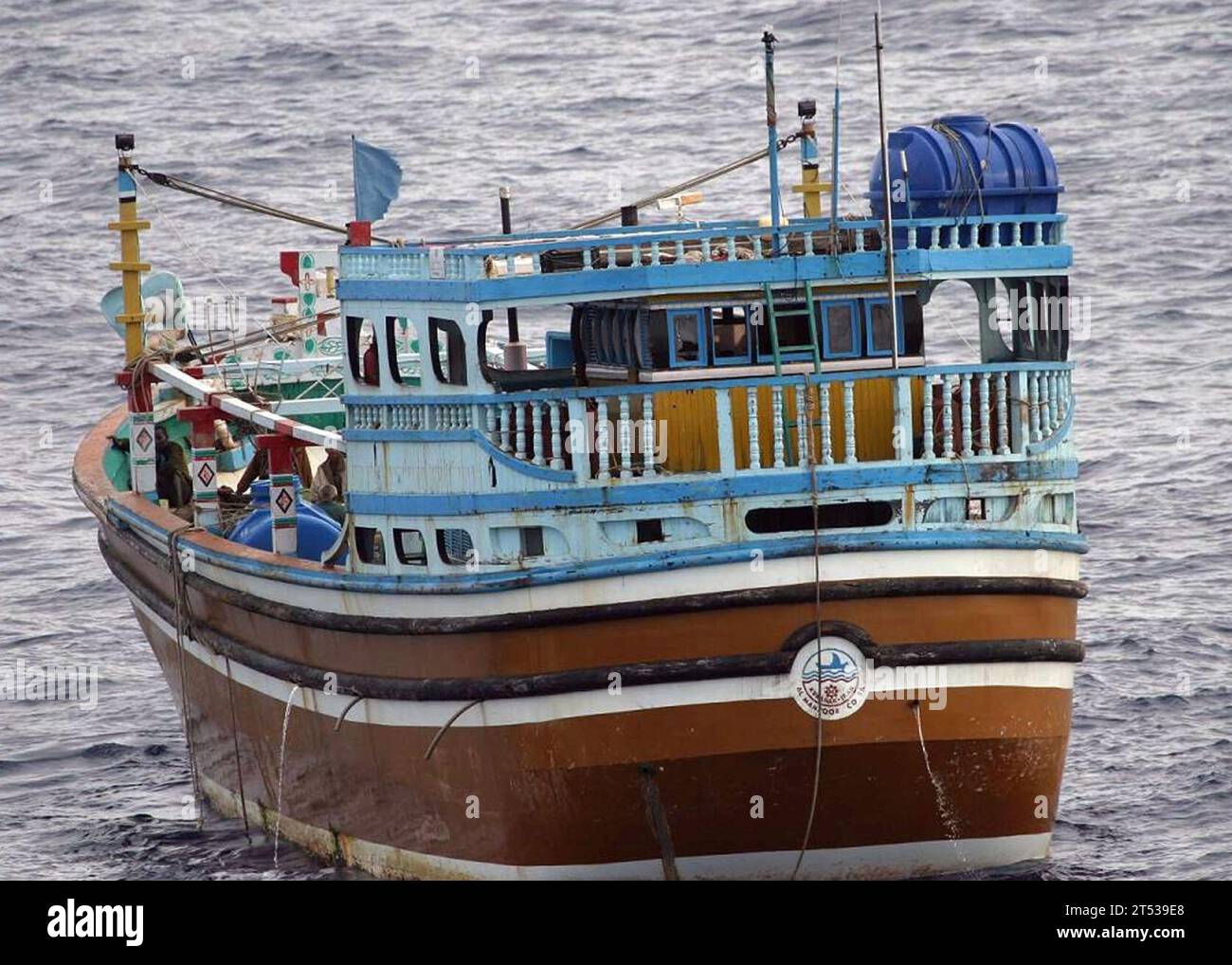 1105039435W-001 SOMALIA (3. Mai 2011) Mitglieder eines Besuchs-, Vorstands-, Such- und Beschlagnahmungsteams des Raketenzerstörers USS Bainbridge (DDG 96) nahmen 7 somalische Piraten fest und ließen 15 pakistanische Besatzungsmitglieder vor der Küste Somalias frei. Der pakistanische Kapitän des Schiffes behauptete, dass er länger als sechs Monate als Mutterschiff benutzt wurde. Das Boarding-Team fand sieben geladene AK47-Sturmgewehre, zwei Raketengranatenwerfer, sieben Geschosse und mehrere Munitionskanister, Leitern und Greifhaken. Das Boarding-Team hat die Piraten-Utensilien und Wea entsorgt Stockfoto