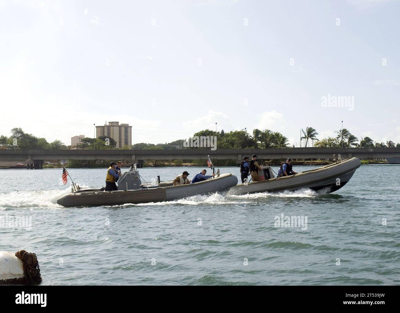 0710316674H-004 PEARL HARBOR, Hawaii (31. Oktober 2007) - zwei starre Schlauchboote (RHIB) fahren während des RHIB Race und der Regatta in der Rainbow Bay Marina an Bord der Marinestation Pearl Harbor in Richtung Ziellinie. Die Veranstaltung war Teil der Surface Line Week (SLW), die Seeleute verschiedener Kommandos für einen kleinen Freundschaftswettbewerb zusammenbringt, um Kameradschaft, Qualifikationsentwicklung und Teamarbeit zu fördern. US Navy Stockfoto