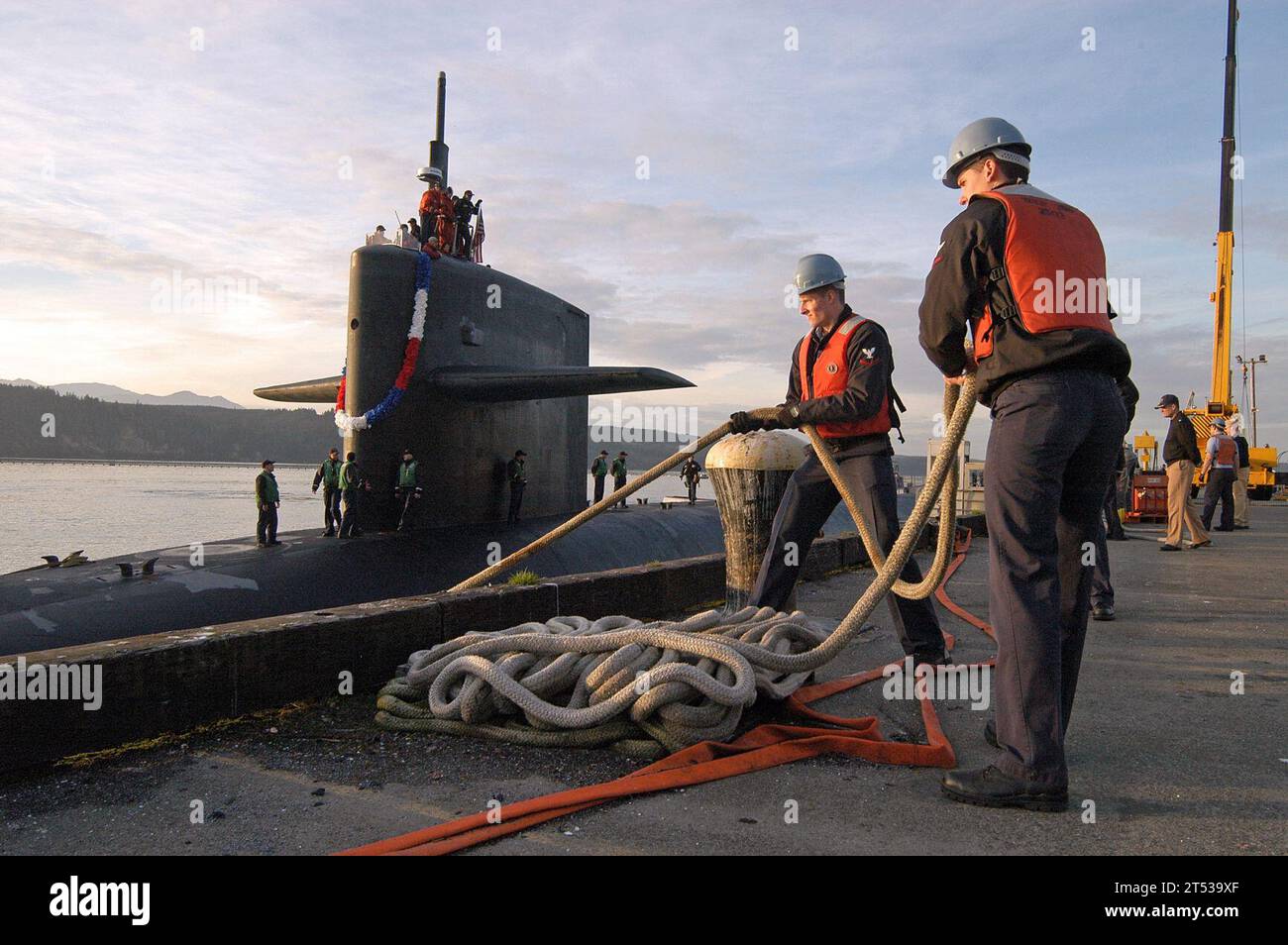 0810219204H-107 BANGOR, Washington (21. Oktober 2008) die Besatzung der US-amerikanischen Flugkörper USS Maine (SSBN 741) Blue Crew kehrt von einer regelmäßig geplanten Patrouille am 21. Oktober zurück. Stockfoto