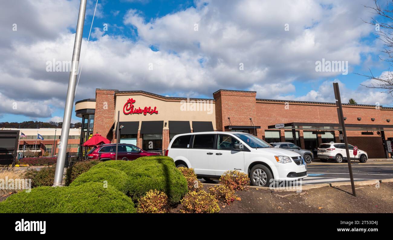Cars at The Chick Fil, Ein Fast-Food-Restaurant im Waterfront Shopping Complex in Homestead, Pennsylvania, USA Stockfoto