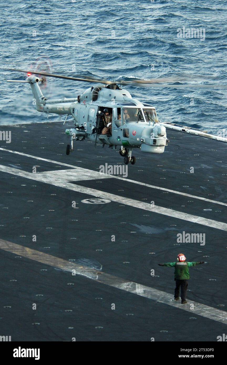 britische Königliche Marine, Einsatz, Auslandsmilitärisch, Hubschrauber, HMA.8 Sper Lynx, Nimitz Carrier Strike Group, USS Nimitz (CVN 68) Stockfoto