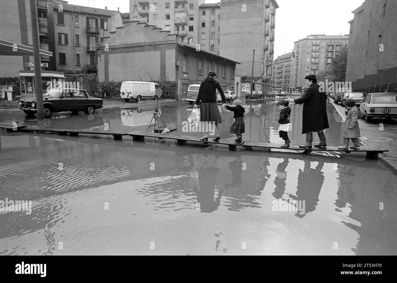 Archivfoto, Italien. 31. Oktober 2023. ARCHIVFOTO - **SONDERGEBÜHR** MAILAND - **SONDERGEBÜHR** ÜBERSCHWEMMUNG DES FLUSSES SEVESO IM BEZIRK NIGUARDA JAHR 1979 (MAILAND - 1979-10-17, de Bellis/Fotogramma/de Bellis) ps das Foto kann unter Berücksichtigung des Aufnahmekontexts verwendet werden, und ohne verleumderische Absicht des Ansehens der Menschen repräsentierte redaktionelle Nutzung nur Credit: Independent Photo Agency/Alamy Live News Stockfoto