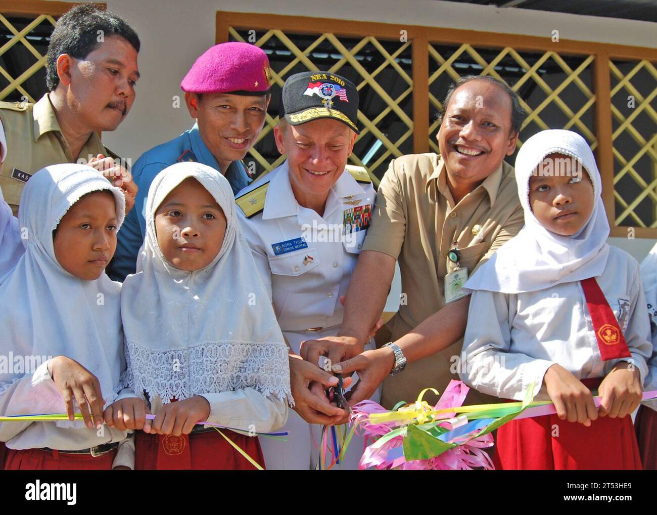 Carat, Befehlshaber der Task Force 73, Indonesien, indonesische Studenten, Lamongon, NEA 2010, Heck-ADM Nora Tyson, Schule, U.S. Navy Stockfoto