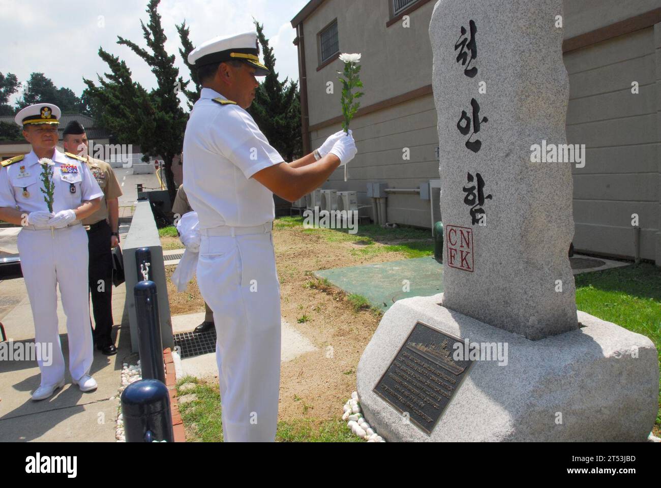 Nelke, Gedenkstätte, hinten ADM. Pete Gumataotao, ROKN Schiff Cheonan (PCC-772) Stockfoto