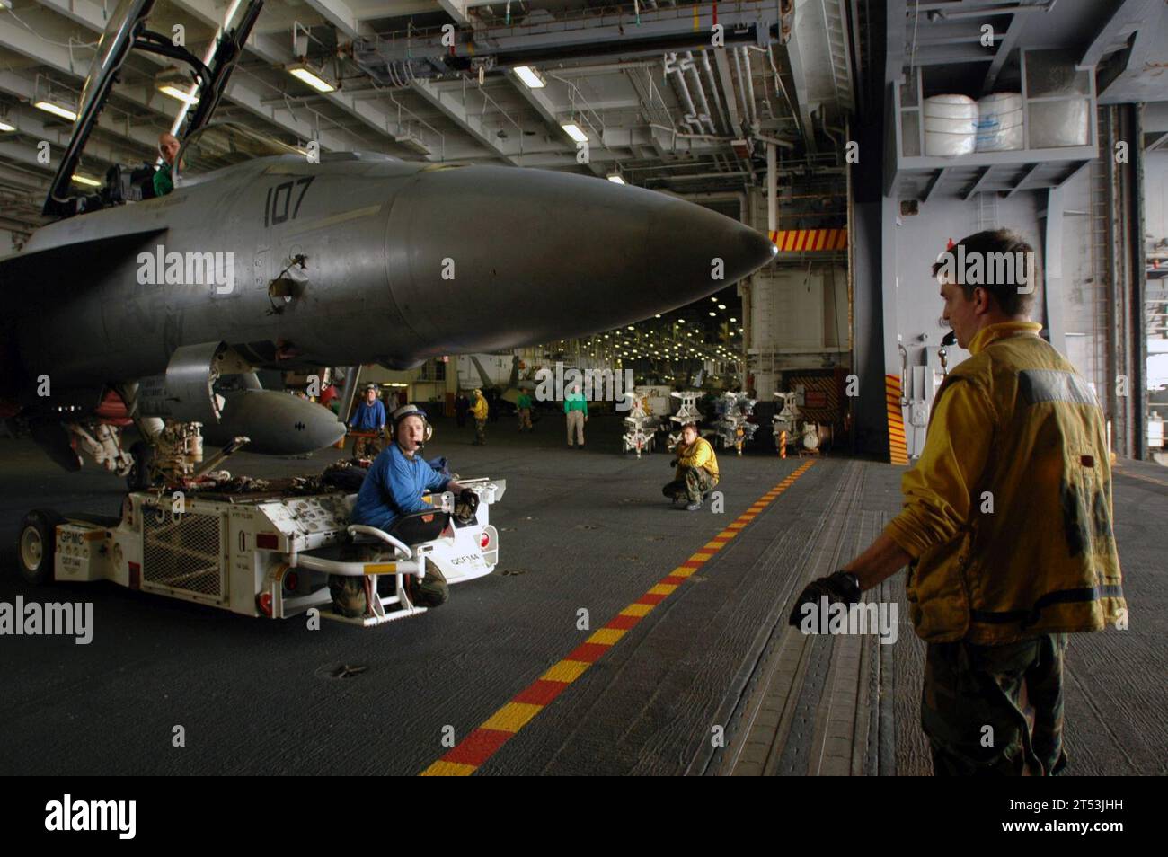 Carrier Air Wing (CVW) 5, Übung ANNUALEX, F/A-18F Super Hornet, HANGAR BAY, Japan Maritime Self-Defense Force, PHILLIPPINE SEA, Spoting Dolly, USS Kitty Hawk (CV 63) Stockfoto
