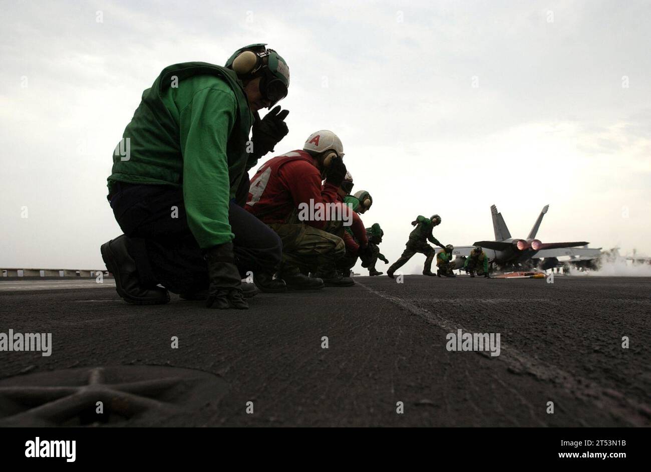 Katapult, F/A-18E, Kampf gegen Rothahn, Bodenbesatzung, Reset, super Hornet, vfa 22 Stockfoto