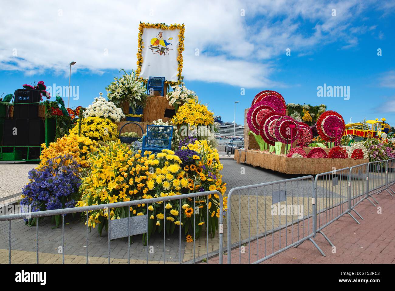 Blumenarrangements auf dem Karnevalswagen der Madeira Flower Festival Parade Stockfoto