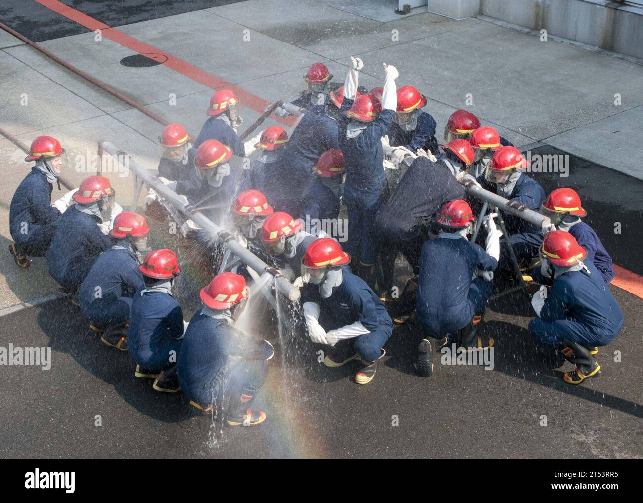 CFAY, Schadenskontrolle, Brandbekämpfung, Feuerwehrschule, Patching, Pipes, Sailors, U.S. Navy, Yokosuka Center for Naval Engineering Fire Fighting and Damage Co Stockfoto