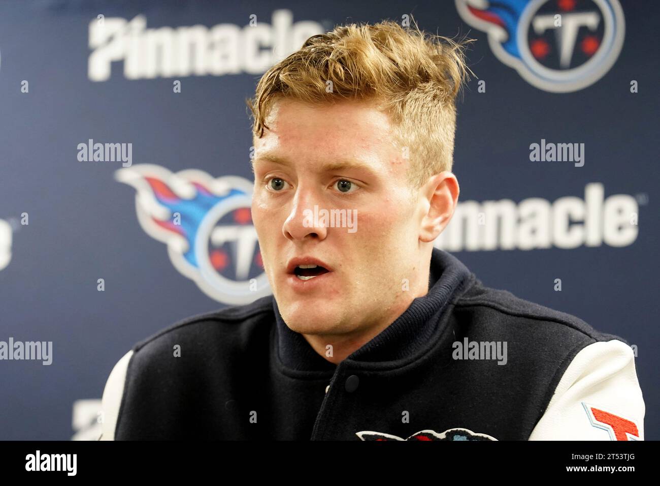 Tennessee Titans quarterback Will Levis speaks to the media after an NFL game against the Pittsburgh Steelers in Pittsburgh, Thursday, Nov. 2, 2023. (AP Photo/Matt Freed) Stockfoto