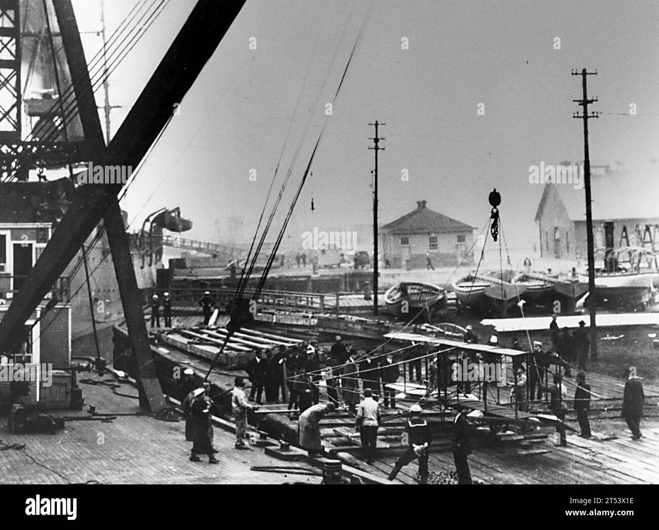 Kreuzer der Chester-Klasse, Curtiss Model D Doppeldecker, Eugene B. Ely, Navy, Norfolk Naval Shipyard, U.S. Naval Historical Center, U.S. Navy, USS Birmingham (CL 2) Stockfoto