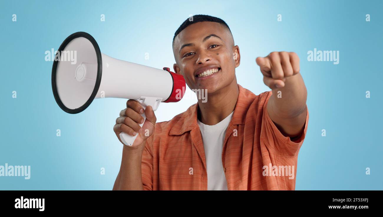 Mann, Megaphon und Wahl oder zeigt Sie für Ankündigung, Übertragung und Abstimmung oder Nachrichten auf blauem Hintergrund. Porträt der Person für "Join US, Aufmerksamkeit" Stockfoto
