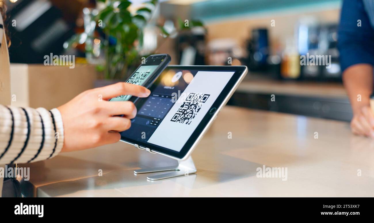 Hände, Telefon und qr-Code im Café, Zahlungs- und Fintech-App mit POS, Deal und Services mit Scannen im Geschäft. Menschen, Smartphone und Maschine Stockfoto