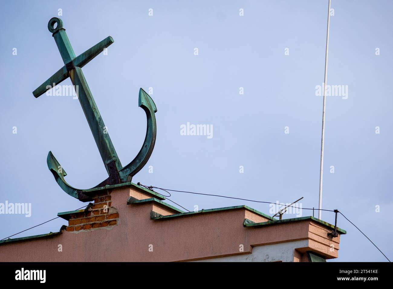 Wałbrzych, Polen - 11.02.2023: Anker auf einem Mietshaus in Wałbrzych, isoliert am Himmel Stockfoto
