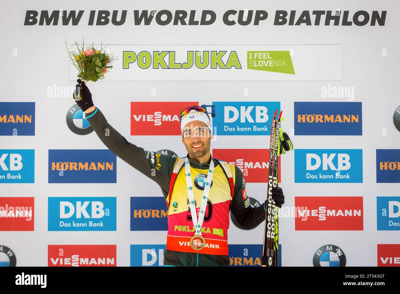 IBU Weltcup Biathlon, Pokljuka, Herren, 10 km Sprint, Flower Zeremonie, im Bild Martin Fourcade (FRA) // während der Blumenzeremonie für den 10 km langen Sprint der IBU Biathlon WM in Rudno polje in Pokljuka, Slowenien am 2016.12.09. Biathlon Weltcup 10 KM Sprint der Herren in Pokljuka, Slowenien am 09.12.2016 Stockfoto