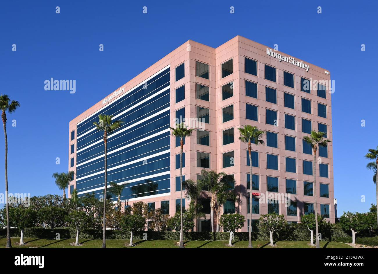 IRVINE, KALIFORNIEN - 1. November 2023: Morgan Stanley Gebäude an der Main Street und MacArthur Avenue in der Nähe des John Wayne Airport. Stockfoto