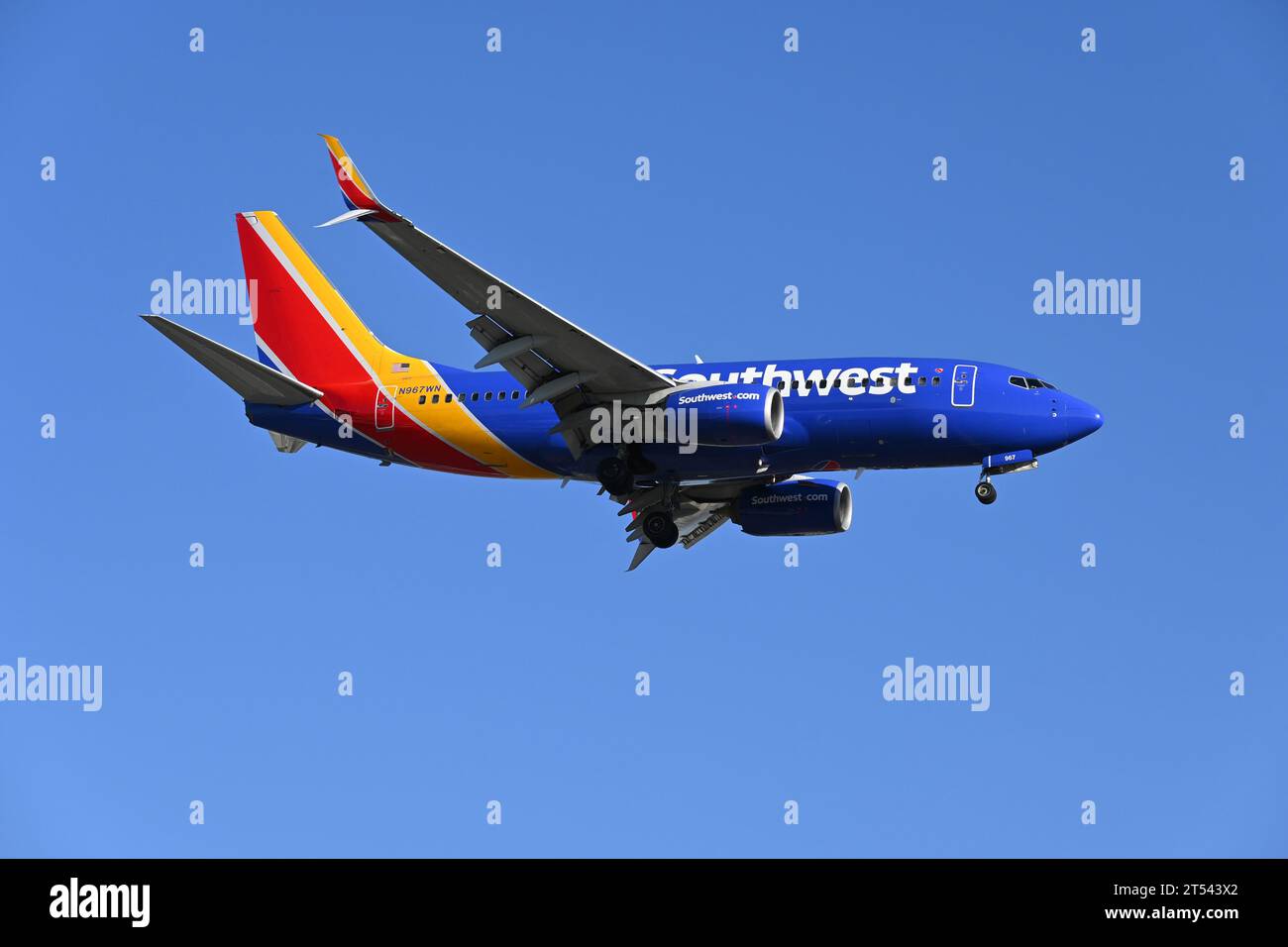 SANTA ANA, KALIFORNIEN - 1. November 2023: Southwest Airlines 737 bei Anflug zum John Wayne Airport (SNA), Orange County, Kalifornien. Stockfoto