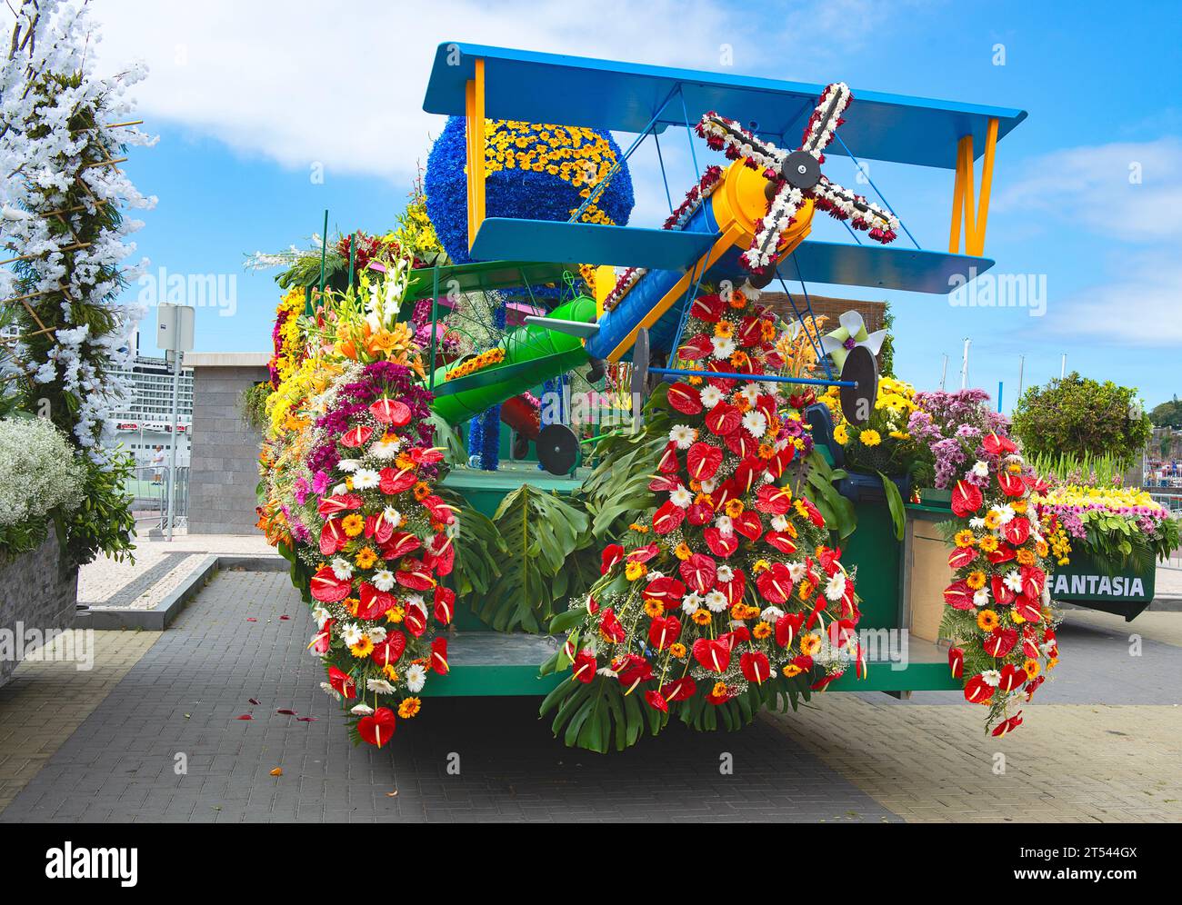 Blumenarrangements auf dem Karnevalswagen der Madeira Flower Festival Parade Stockfoto