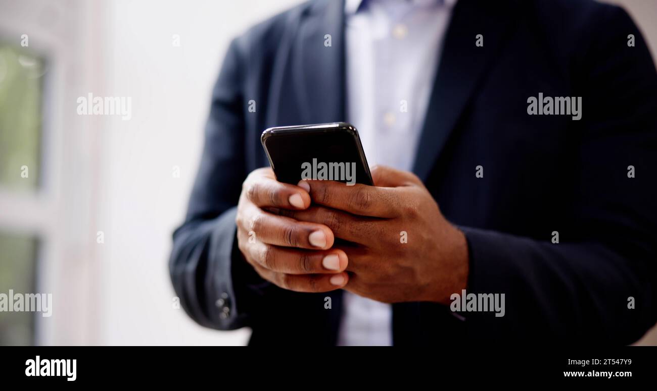 African Man Holding Smartphone Oder Handy Stockfoto