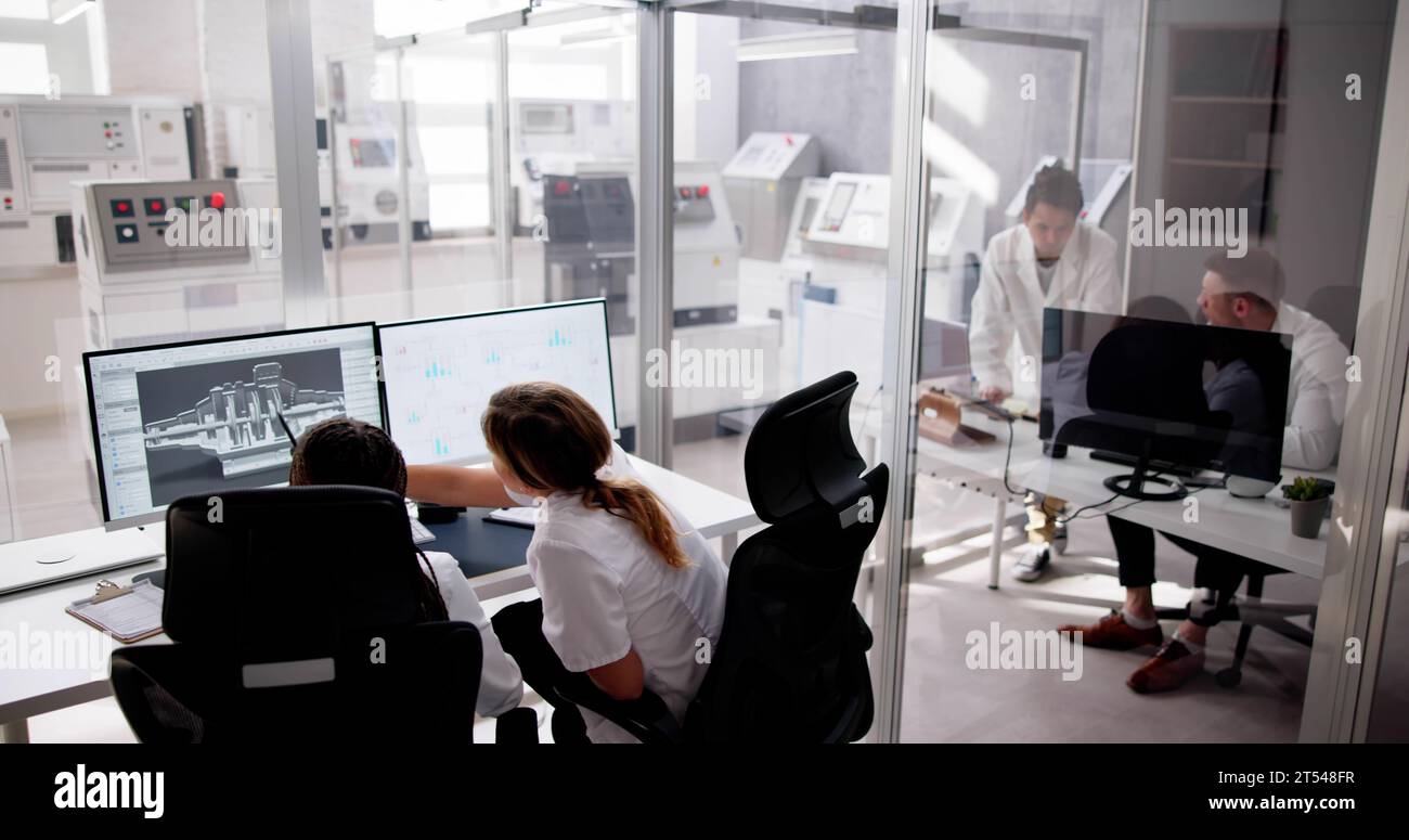 Ingenieur, der die Konstruktion von 3D-CAD-Modellen auf einem Computer im Werk durchführt Stockfoto