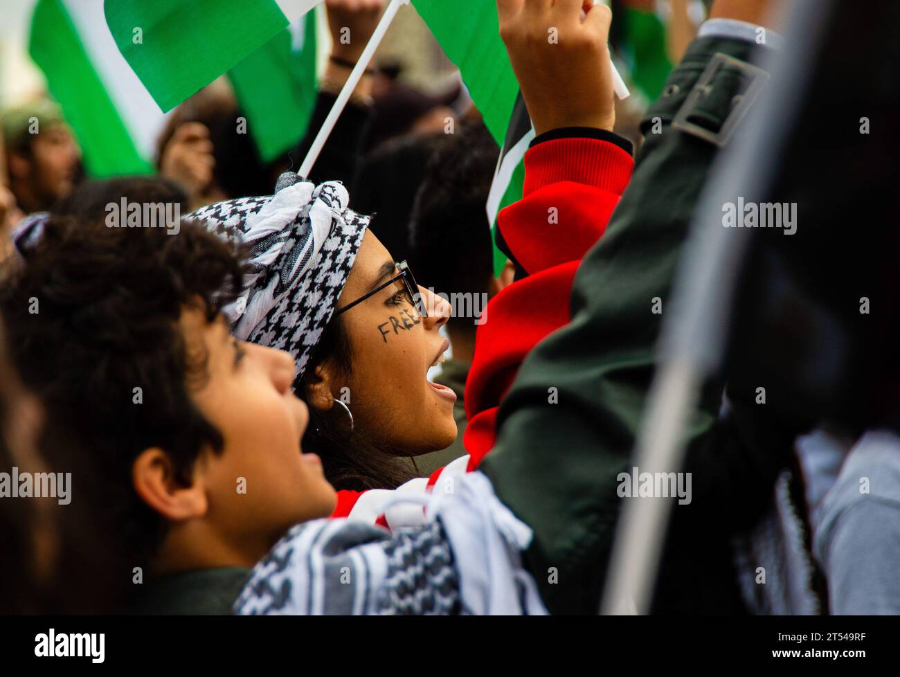 Eine Demonstrantin mit dem Schriftzug "Freies Palästina" auf ihrem Gesicht singt Slogans während einer Demonstration "Waffenstillstand auf Gaza". Bei der Kundgebung kam es zu einer massiven Beteiligung von über tausend Demonstranten aus Detroit. Die Bewohner von Detroit und umliegenden Gemeinden haben häufige Kundgebungen abgehalten, während Israel nach einem Angriff der Hamas auf Israel am 7. Oktober 2023 weiterhin Bombardements und Angriffe auf Gaza verstärkt. Detroit ist die Heimat der größten Araber in den Vereinigten Staaten, darunter viele Palästinenser. (Foto: Matthew Hatcher/SOPA Images/SIPA USA) Stockfoto