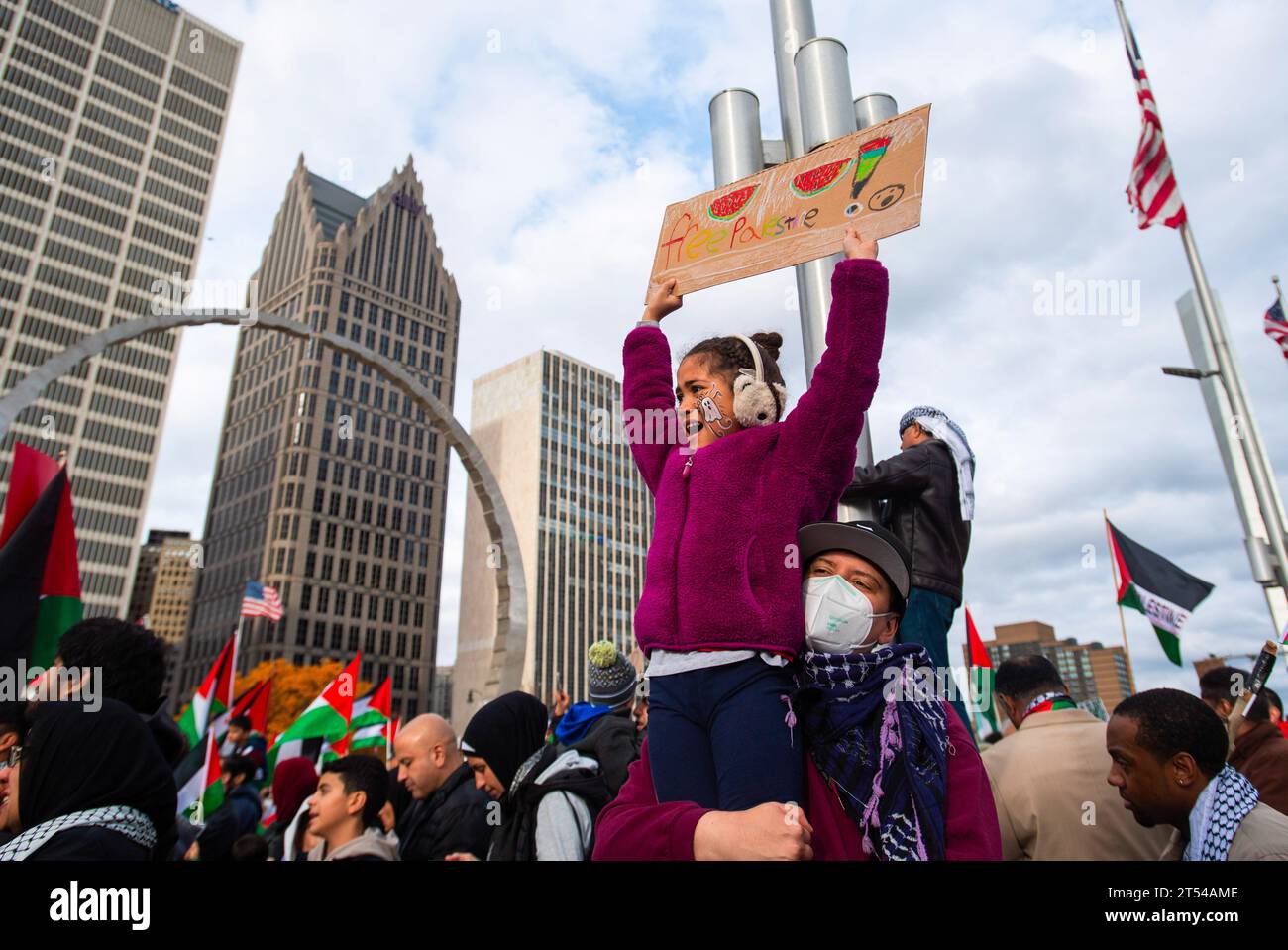 Ein junges Mädchen hält während der Demonstration ein Plakat mit dem Titel "Freies Palästina". Bei der Kundgebung kam es zu einer massiven Beteiligung von über tausend Demonstranten aus Detroit. Die Bewohner von Detroit und umliegenden Gemeinden haben häufige Kundgebungen abgehalten, während Israel nach einem Angriff der Hamas auf Israel am 7. Oktober 2023 weiterhin Bombardements und Angriffe auf Gaza verstärkt. Detroit ist die Heimat der größten Araber in den Vereinigten Staaten, darunter viele Palästinenser. Eine massive Versammlung von über tausend Demonstranten aus Detroit und Umgebung nahm an der Demonstration in Solidarität mit Palästina Teil. Die Bewohner von de Stockfoto