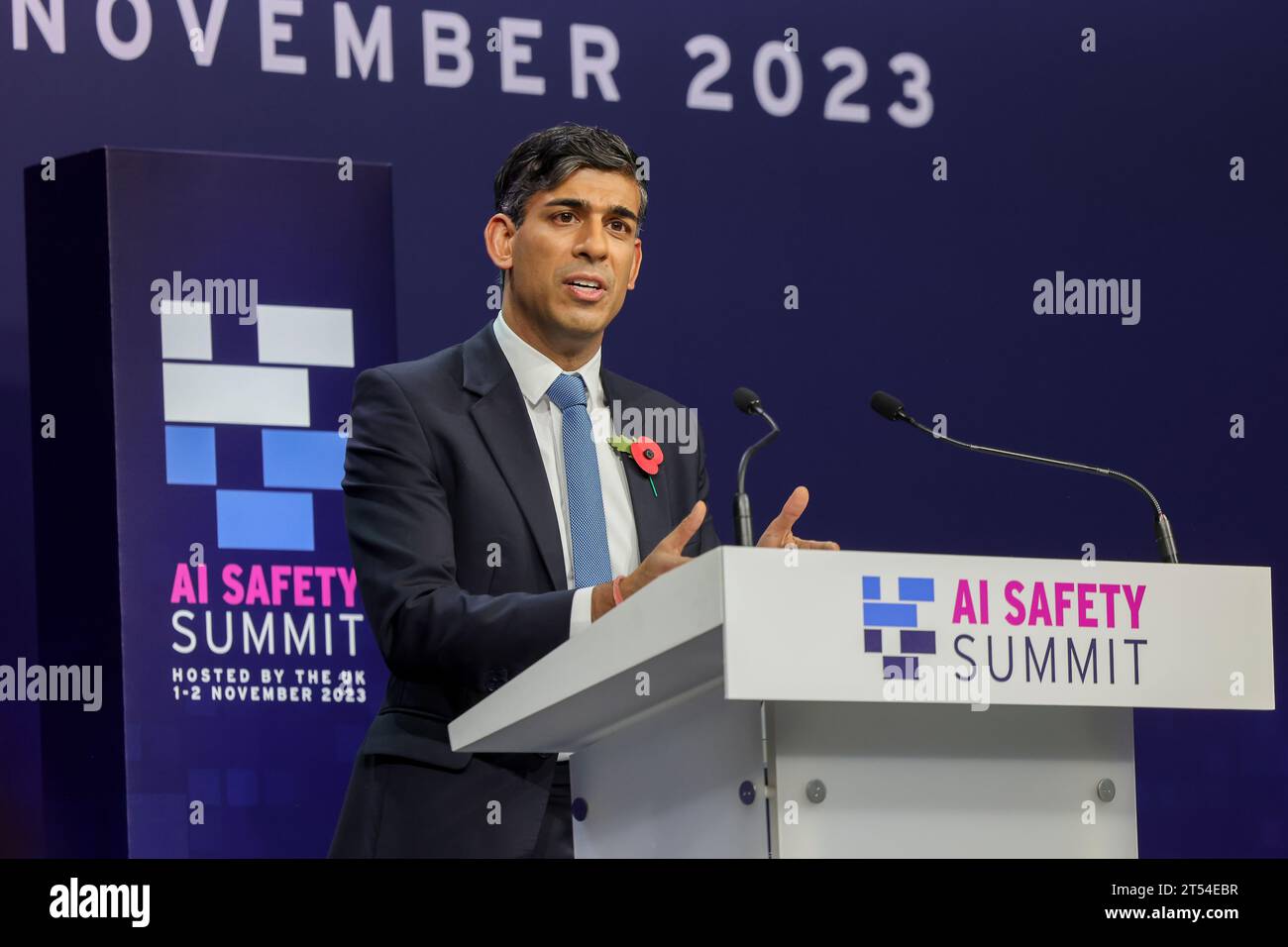 (231103) -- BLETCHLEY PARK, 3. November 2023 (Xinhua) -- der britische Premierminister Rishi Sunak spricht auf dem AI Safety Summit in Bletchley Park, Großbritannien, 2. November 2023. Während des Gipfels wurde hier eine Erklärung zur Sicherheit künstlicher Intelligenz (KI) abgegeben. In der Erklärung einigten sich 28 Länder und die Europäische Union (EU) auf die Notwendigkeit neuer globaler Anstrengungen, um sicherzustellen, dass KI auf sichere und verantwortungsvolle Weise entwickelt und eingesetzt wird. (Rory Arnold/Nr. 10 Downing Street/Handout Via Xinhua) Stockfoto