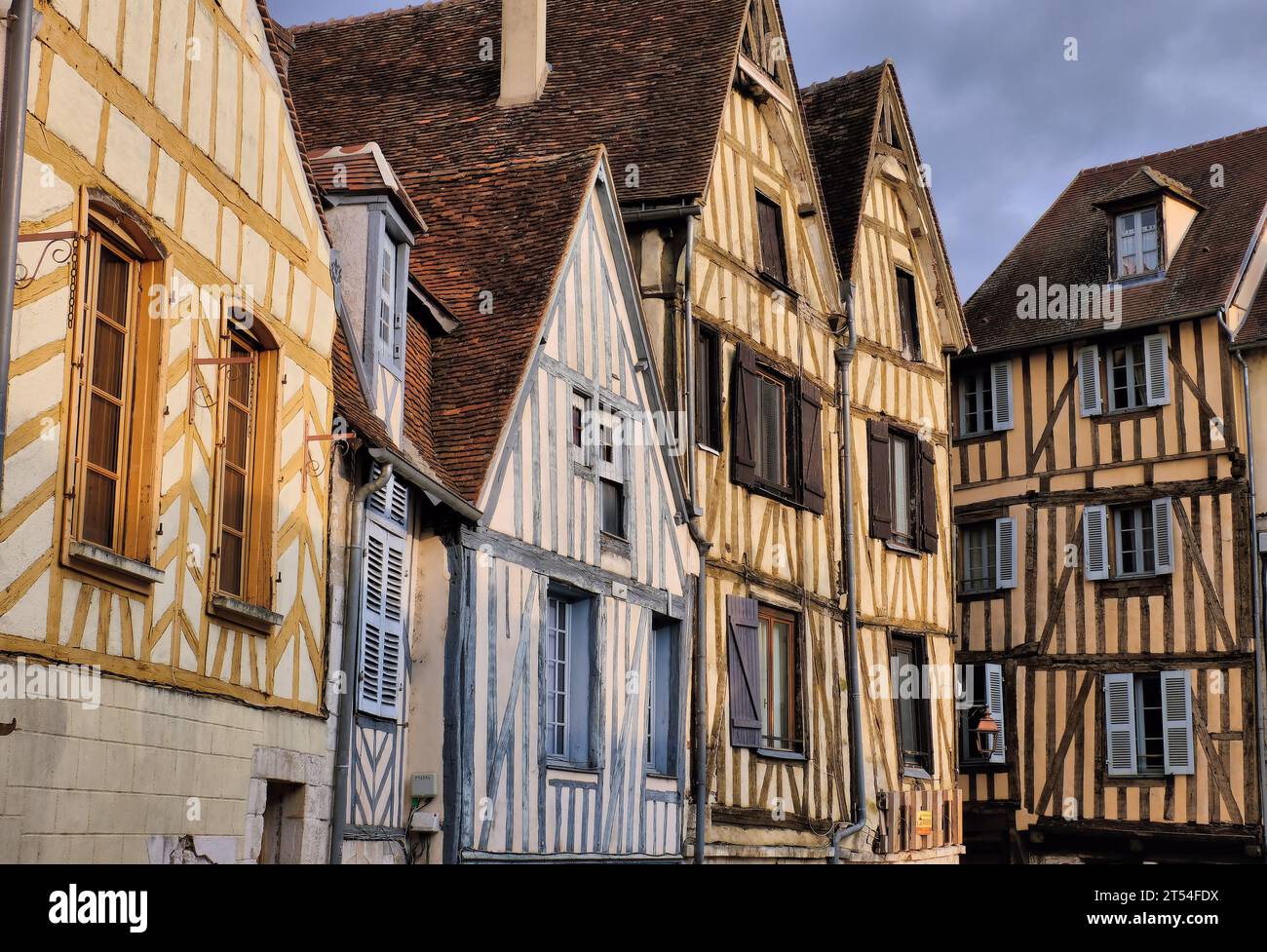 Auxerre: Farbenfrohe Fachwerkhäuser in der Rue de la Marine kurz nach Sonnenaufgang in Auxerre, Burgund, Frankreich Stockfoto