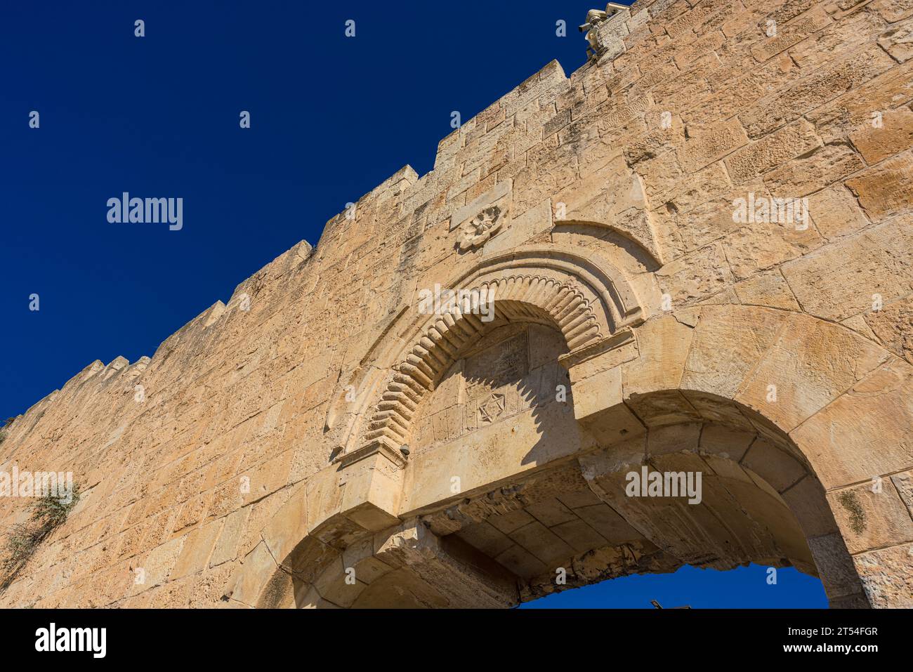 Flacher Blick auf das Dung-Tor in der Altstadt von Jerusalem Stockfoto