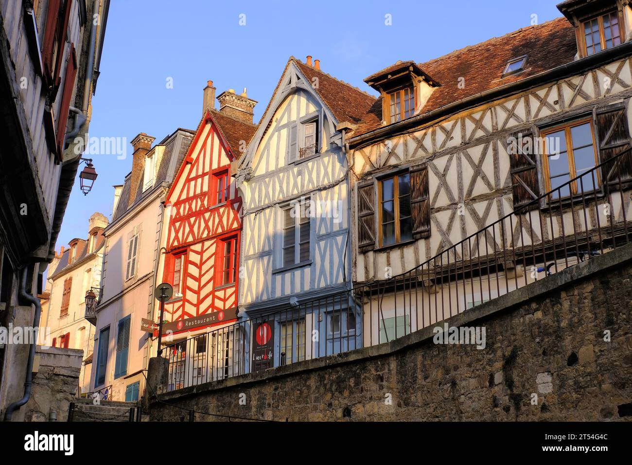 Auxerre: Farbenfrohe Fachwerkhäuser in der Rue du Dr Labosse und der Rue de l’Yonne kurz nach Sonnenaufgang in Auxerre, Burgund, Frankreich Stockfoto