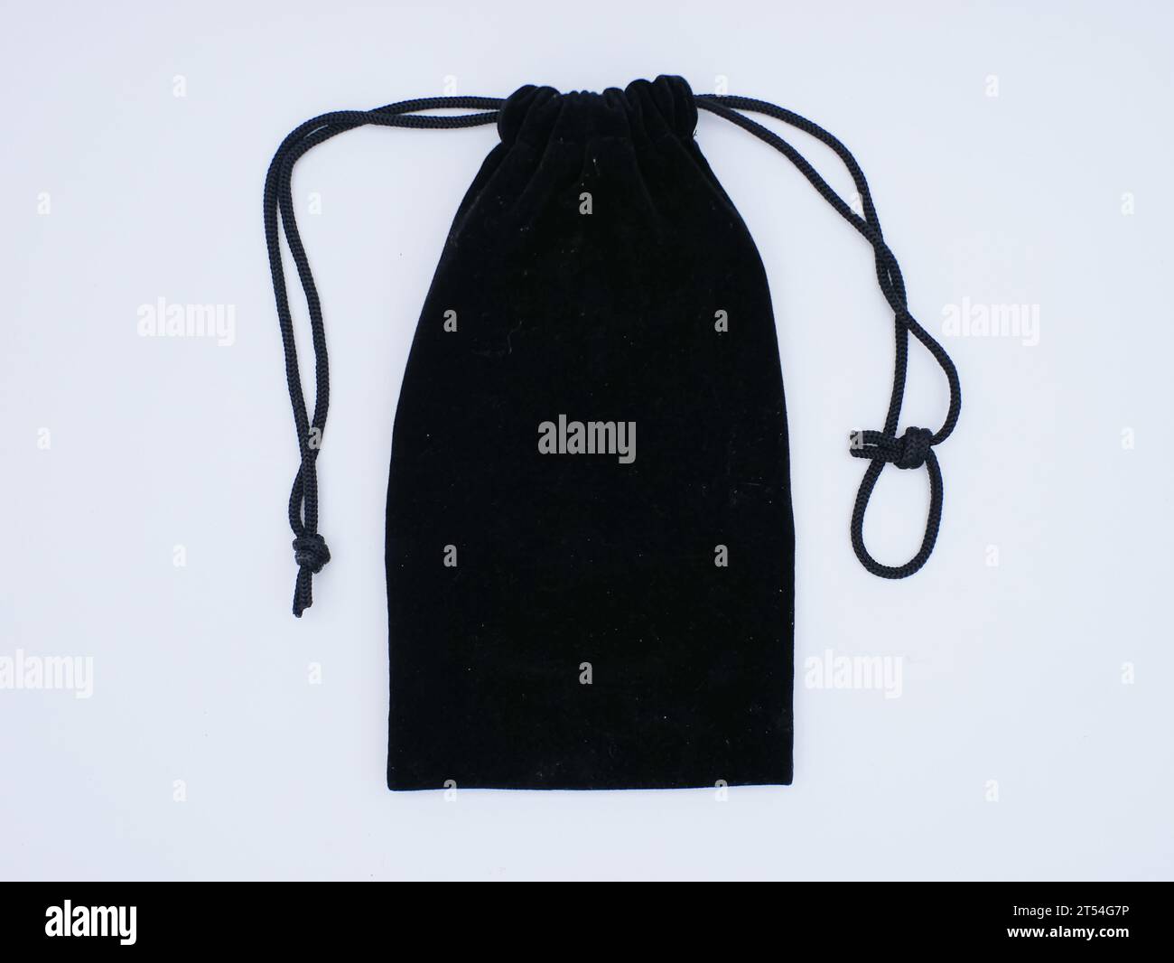 Schwarze Tasche oder Tasche mit Kordelzug isoliert auf weißem Hintergrund. Kleine Tasche aus Baumwollstoff Stockfoto