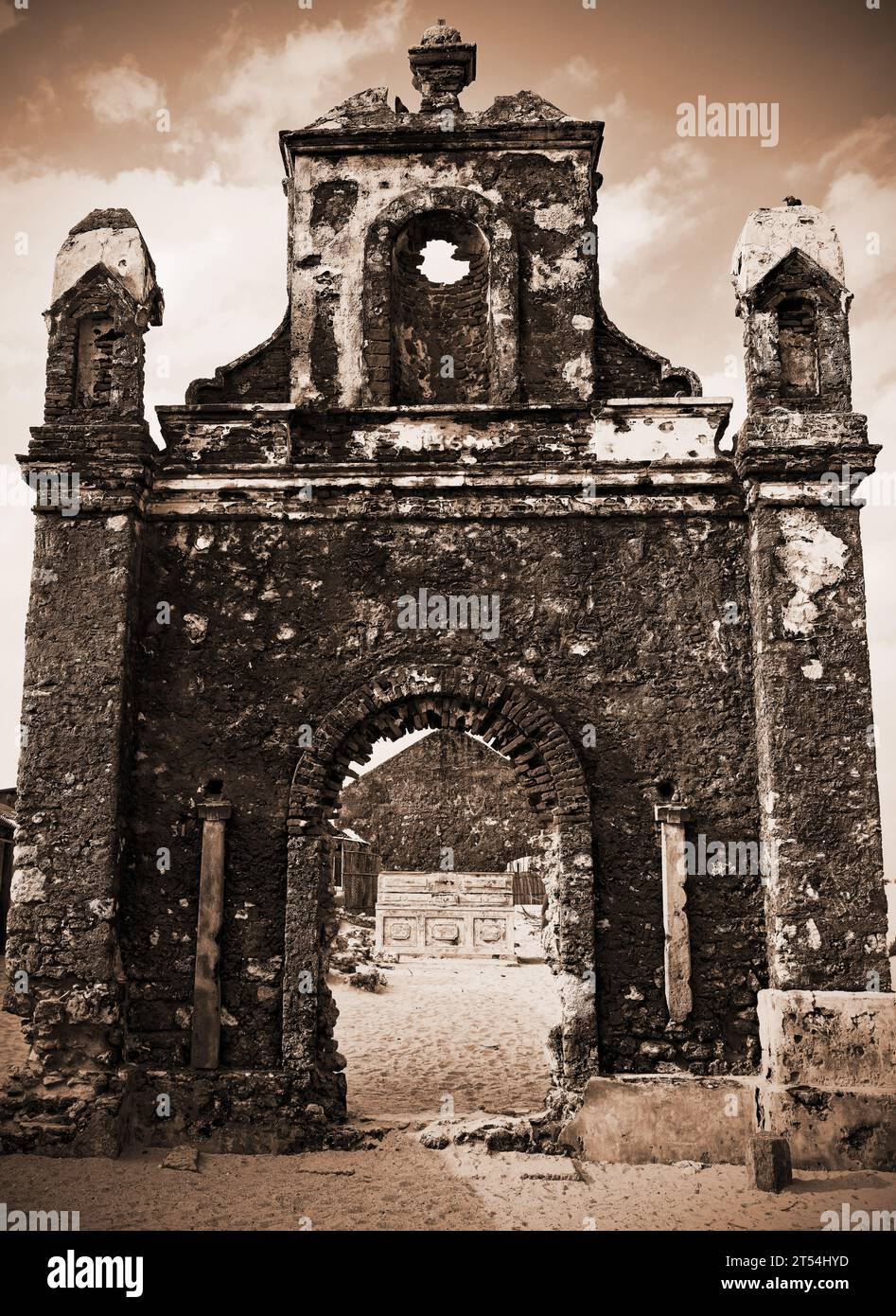 Die Überreste einer Kirche, die 1964 durch den Rameshwaram-Wirbelsturm in Dhanuschkodi zerstört wurde Stockfoto
