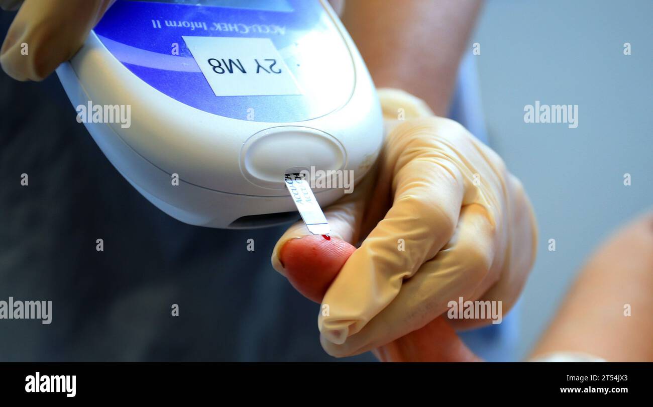 Aktenfoto vom 10/14 einer Krankenschwester, die einem Patienten einen Diabetestest gibt. Insulin kann monatelang bei Raumtemperatur gehalten werden, ohne die Wirksamkeit zu verlieren, schlägt eine neue Studie vor, die Menschen mit Diabetes in Gebieten mit begrenztem Zugang zu Gesundheitsversorgung oder Energie Hoffnung bietet. Die Ergebnisse könnten Millionen von Menschen betreffen, die in Ländern mit niedrigem und mittlerem Einkommen leben, insbesondere in ländlichen Gebieten, sowie Menschen, deren Leben durch Konflikte oder Naturkatastrophen gestört wurde, sagen Forscher. Menschen mit Diabetes können nicht genug Insulin herstellen und Patienten mit Typ-1-Diabetes müssen mehrere Insulin spritzen Stockfoto