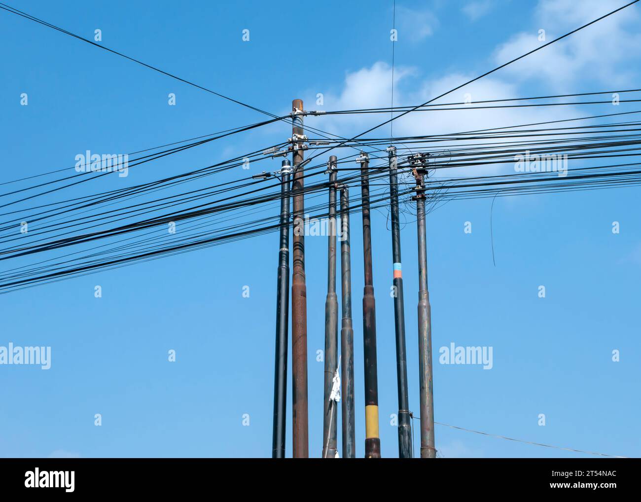 Viele Glasfaser-Internet-Kommunikationskabel an Polen in Yogyakarta, Indonesien, mit blauem Himmel Hintergrund. Stockfoto
