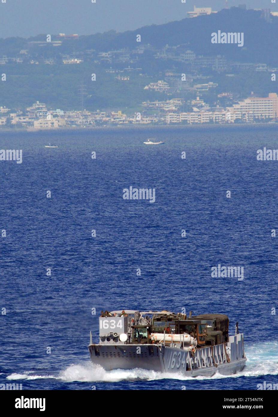 Dock-Landungsschiff USS Tortuga (LSD 46), ESG 7/Task Force 76, Expeditionary Strike Group (ESG), Japan, Landungsschiff, Okinawa, dauerhaft nach vorne ausgerichtete Amphibientruppe Stockfoto