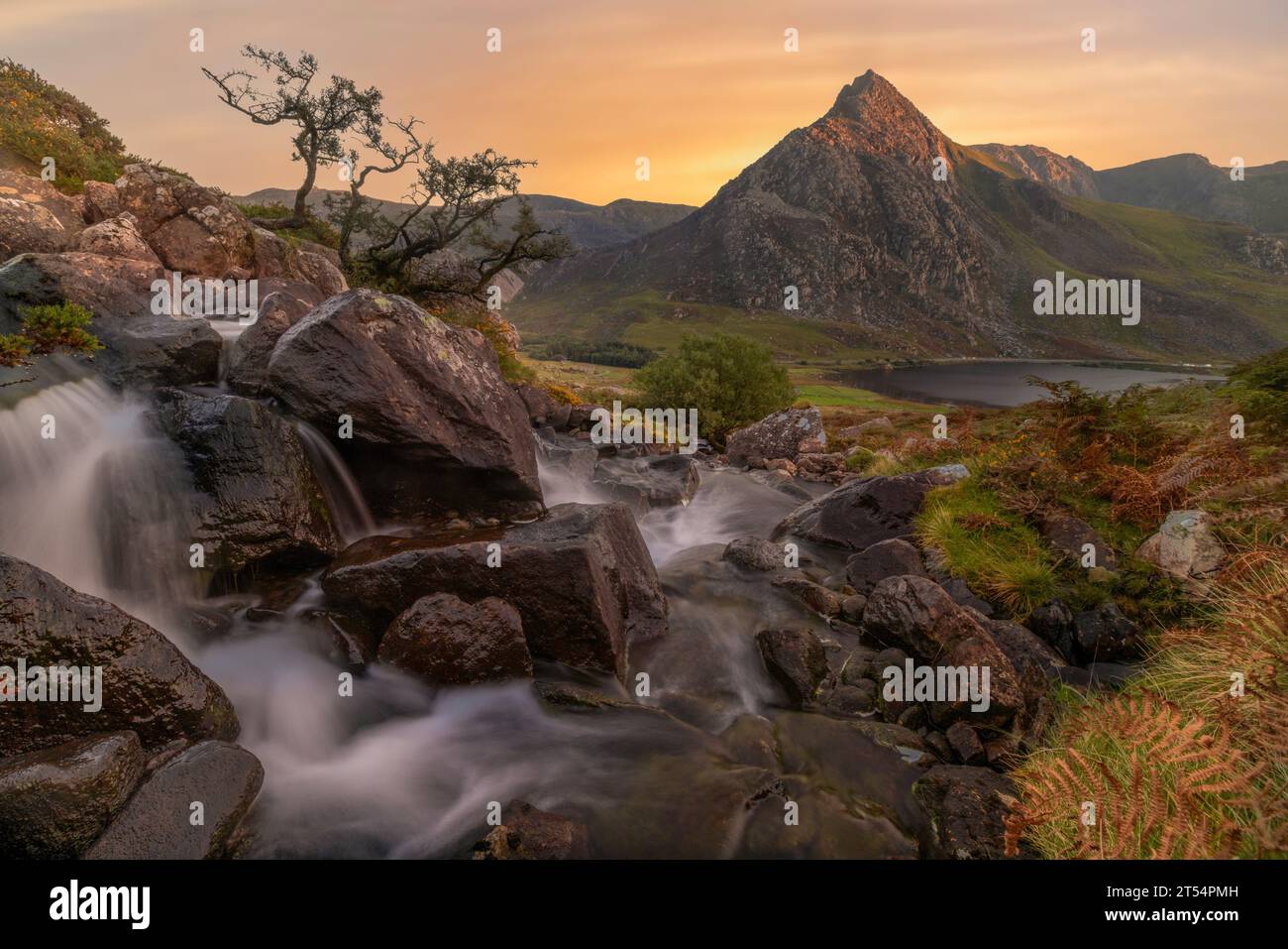 Der Afon Lloer ist ein Fluss in Snowdonia, Nordwales, der in Richtung Tryfan fließt. Stockfoto