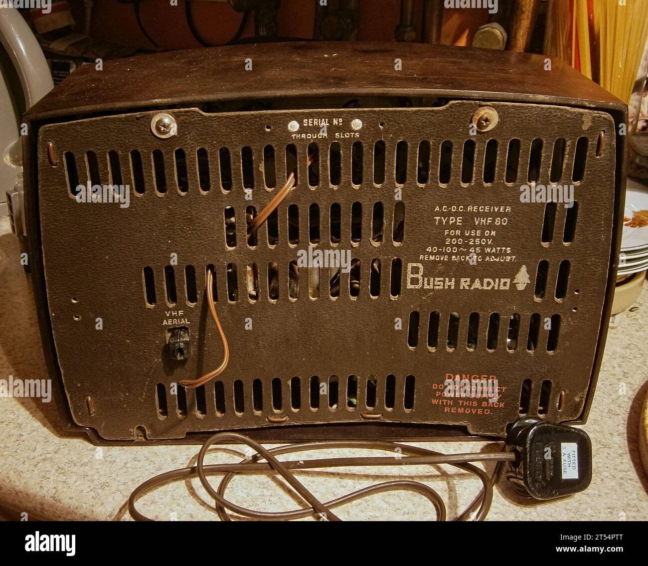 Die Rückseite eines Vintage BUSH VHF 80 Funkgeräts im Haus Stockfoto