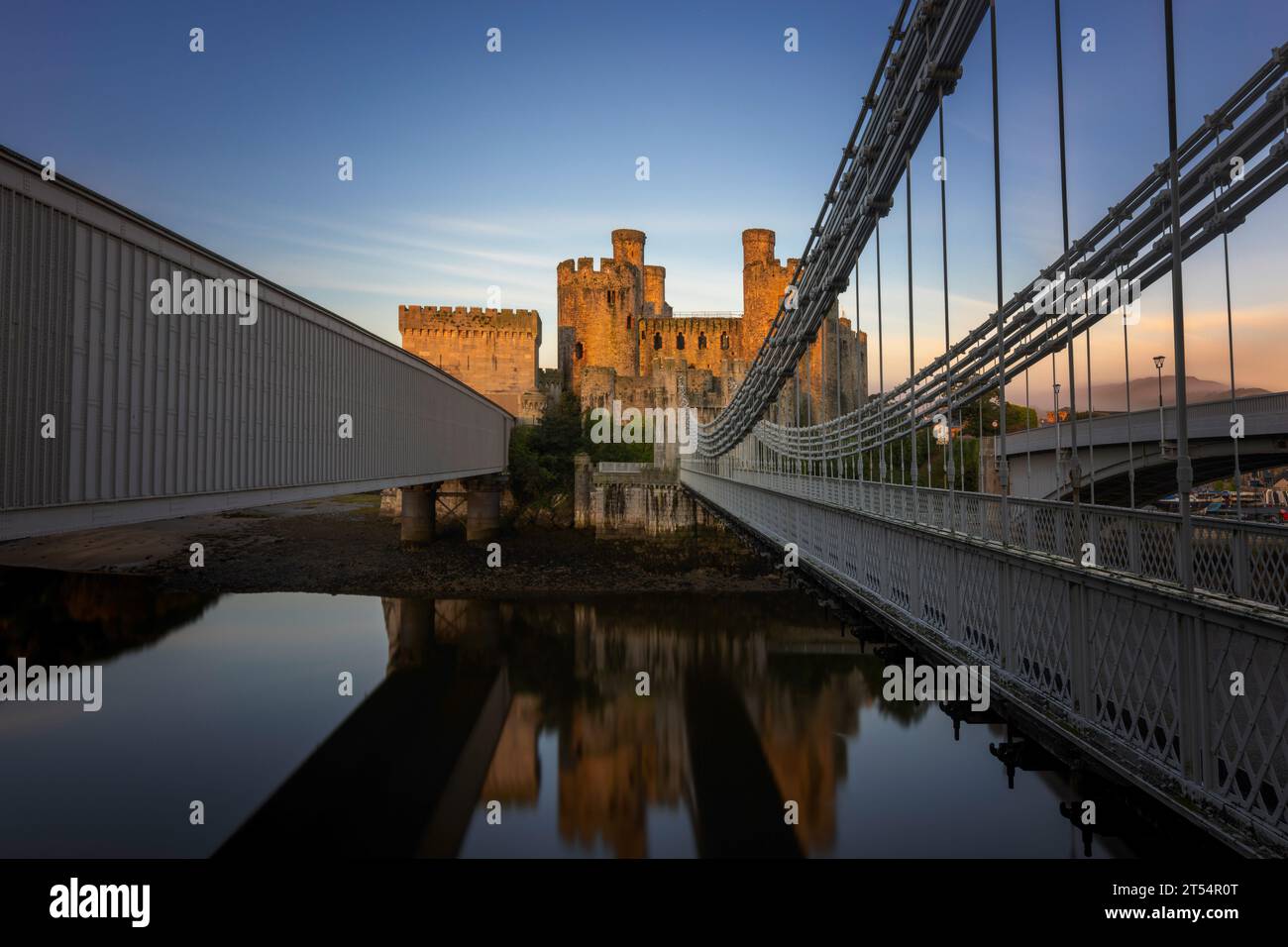 Conwy ist eine historische Stadt in Nordwales mit einer mittelalterlichen Burg und dem kleinsten Haus Großbritanniens. Stockfoto