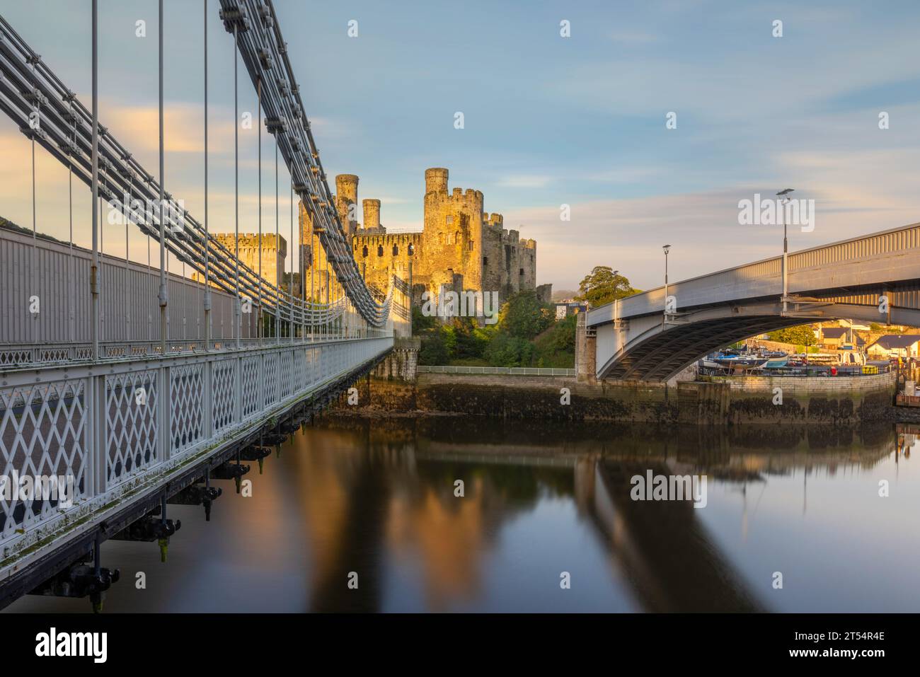 Conwy ist eine historische Stadt in Nordwales mit einer mittelalterlichen Burg und dem kleinsten Haus Großbritanniens. Stockfoto