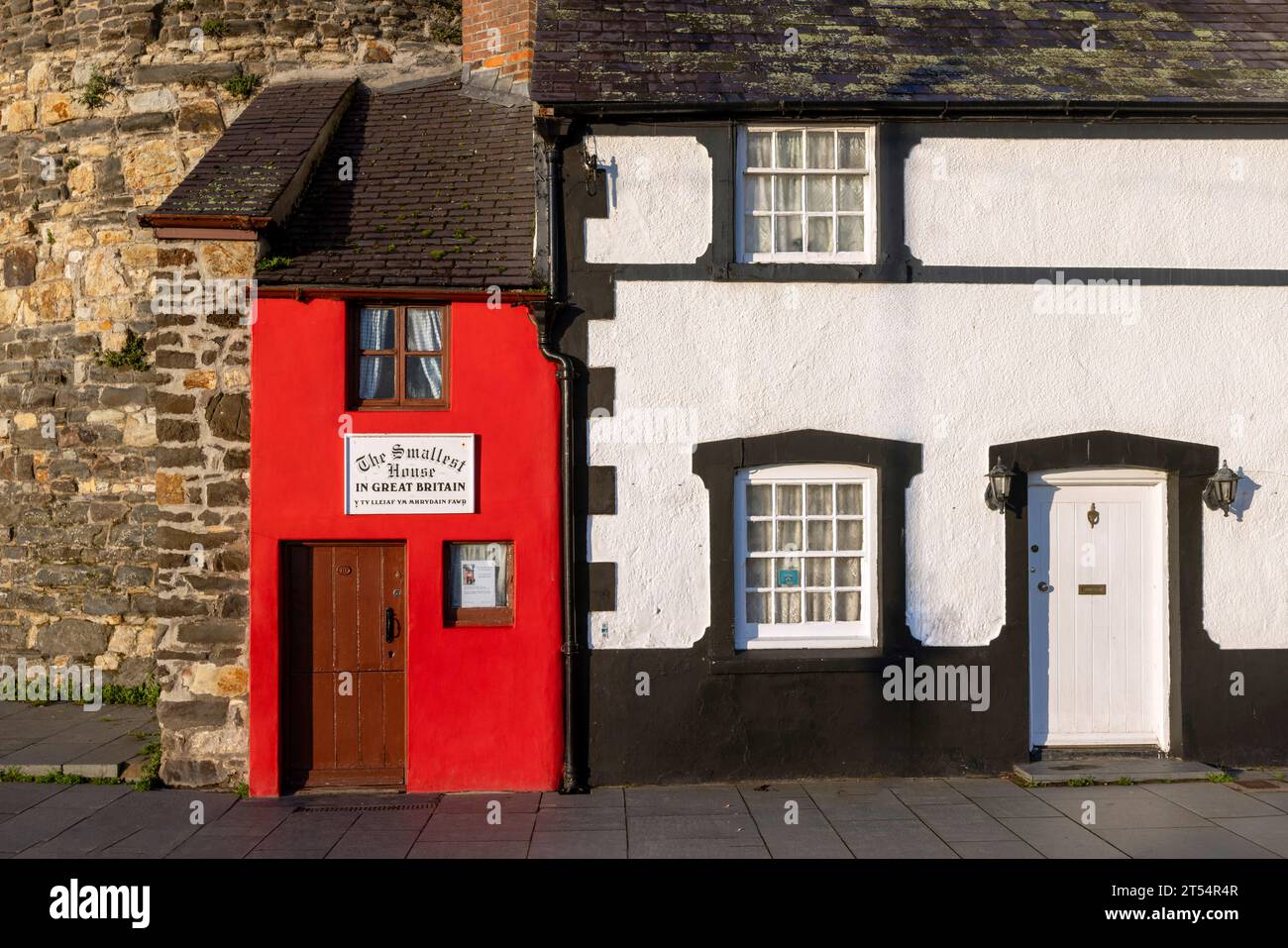 Conwy ist eine historische Stadt in Nordwales mit einer mittelalterlichen Burg und dem kleinsten Haus Großbritanniens. Stockfoto